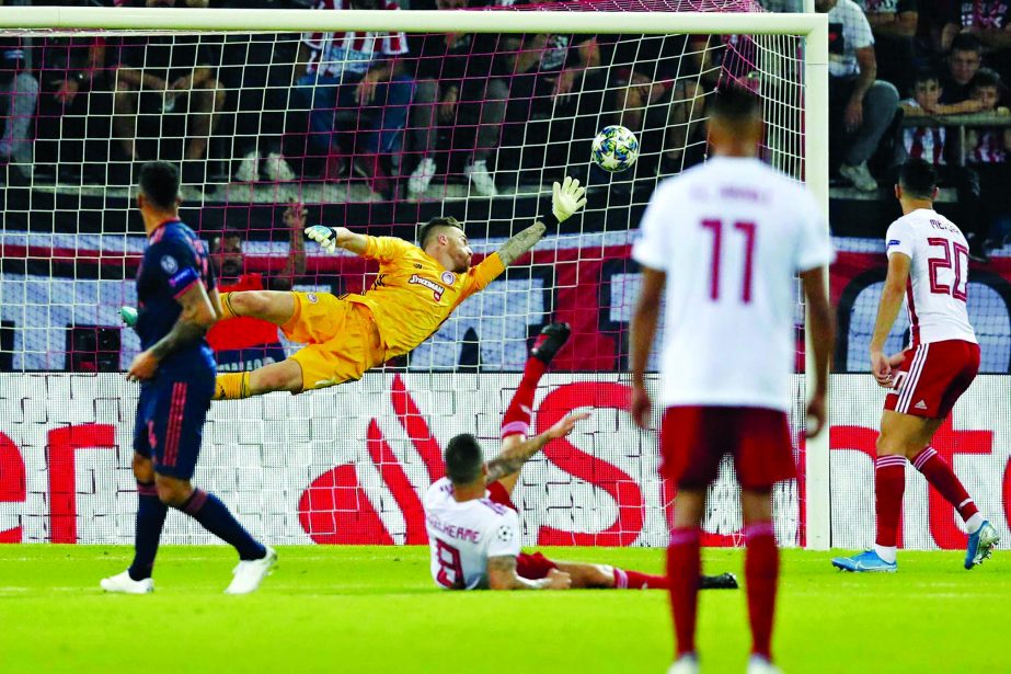 Bayern's Corentin Tolisso (left) scores his side's third goal during the Champions League group B soccer match between Olympiakos and Bayern Munich at the Georgios Karaiskakis stadium in Piraeus port, near Athens, Tuesday.
