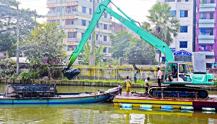 Dhaka WASA starts cleaning of DND canal on Wednesday, using floating bulldozer to make sure flow of clogging water in the canal.