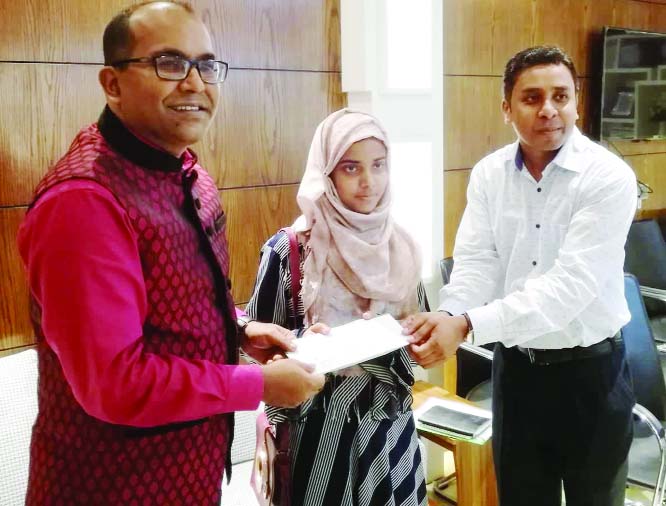 BHANGURA(Pabna): Kabir Mahmood, Pabna Deputy Commissioner (left) and Syed Asrafujjaman, UNO, Bhangura (right) handing over money to the medical student Trisha for her admission at Habiganj Government Medical College on Tuesday.