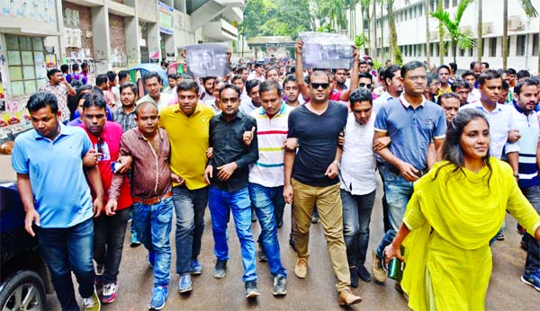 Jatiyatabadi Chhatra Dal brought out a procession in Dhaka University area on Thursday demanding release of BNP Chief Begum Khaleda Zia.