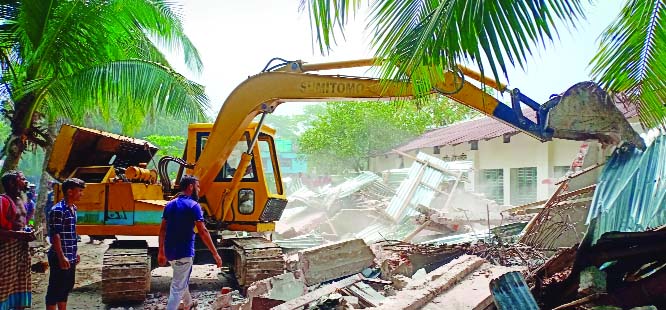 RANGABALI (Patuakhali): Local administration evicted illegal structures from the land of BIWTA at Rangabali yesterday.