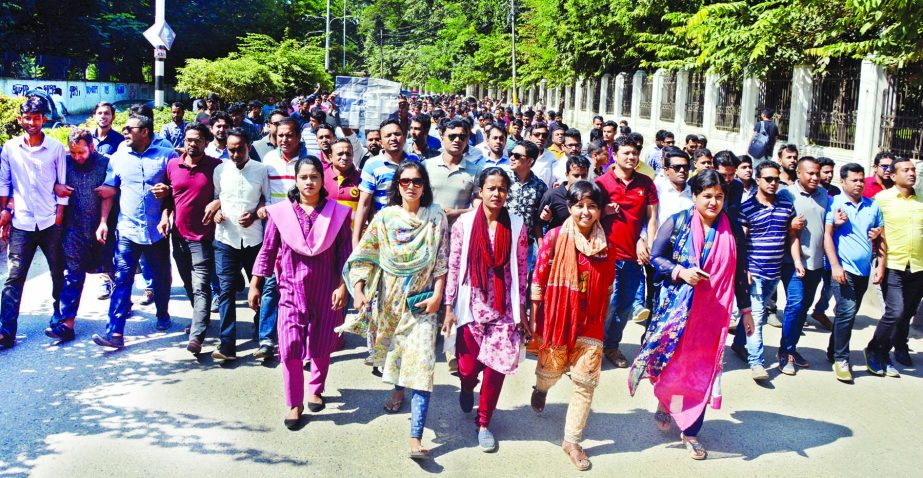 Jatiyatabadi Chhatra Dal brought out a procession on Dhaka University campus on Monday demanding release of BNP Chief Begum Khaleda Zia.