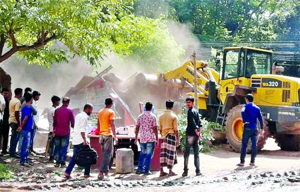 Several illegal structures being dismantled at Taltala area in city's Agargaon on Monday as DNCC continues eviction drive to clean the capital.