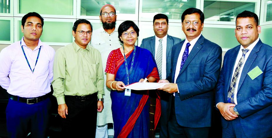 Dr. Lila Rashid, General Manager of SMESPD of Bangladesh Bank (BB) and Md. Mehmood Husain, Managing Director of NRB Bank Limited, exchanging participatory agreement signing document on "New Entreprenuer Re-finance Scheme" at BB Head Office on Tuesday. T