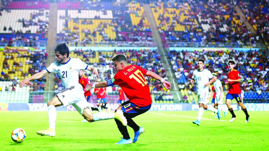 Luciano Vera (left) of Argentina steals the ball from German Valera (right) of Spain during the FIFA U-17 World Cup Brazil 2019 group E match between Spain and Argentina at Estadio Kleber Andrade in Vitoria, Brazil on Monday.