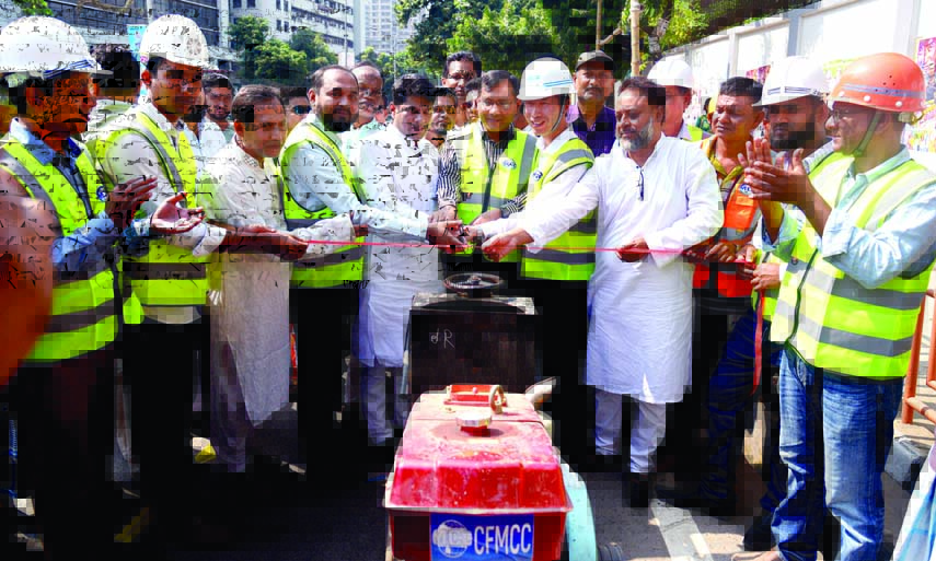 Member of Dhaka WASA Board and Councilor of 26 No ward of DSCC Hashibur Rahman Manik inaugurating the work of installing water pipeline at Palashi intersection in the city's Azimpur on Saturday.