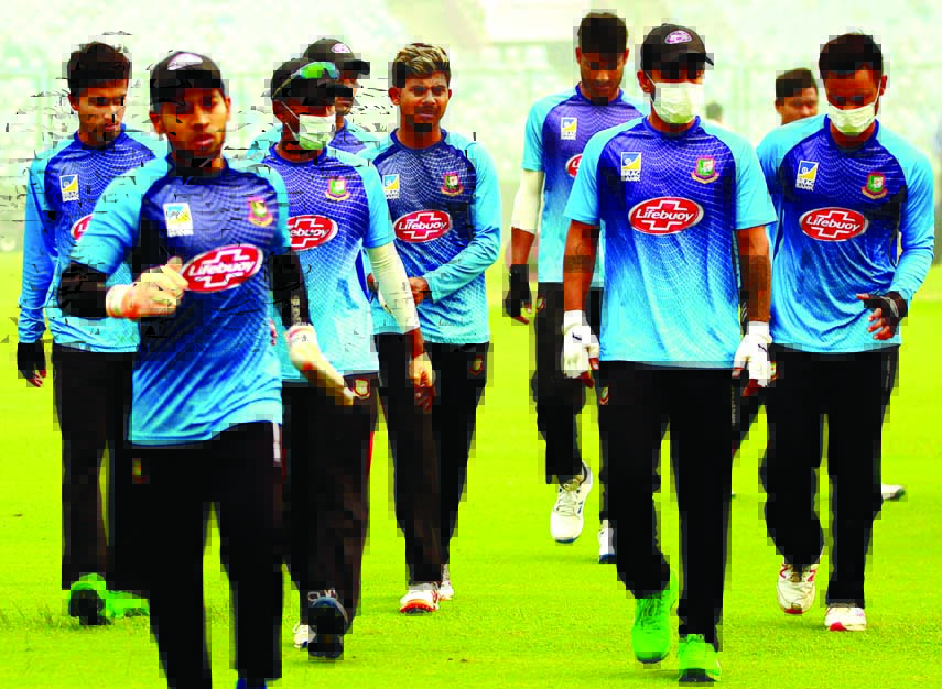 Bangladesh cricket players took a training session in mask at Arun Jaitley Stadium in New Delhi on Saturday, as they have no choice but to endure the conditions in pollution-stricken Indian capital. Internet photo