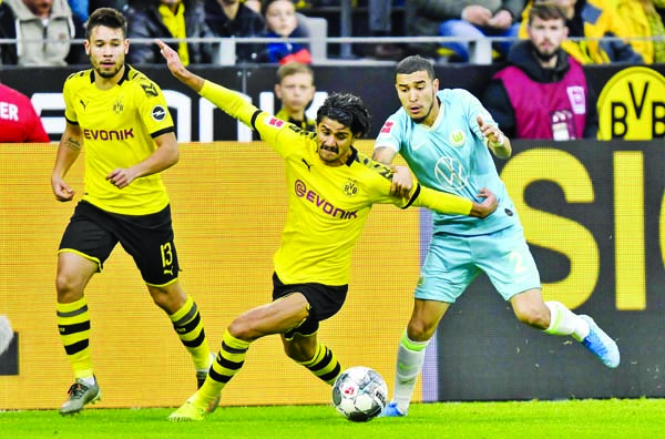 Wolfsburg's William and Dortmund's Mahmoud Dahoud (right) challenge for the ball during the German Bundesliga soccer match between Borussia Dortmund and VfL Wolfsburg in Dortmund, Germany on Saturday.