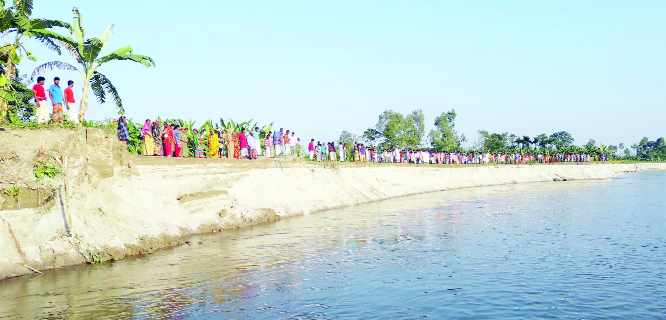 FULBARIA (Mymensingh): Locals formed a human chain beside Dharla River in Fulbaria Upazila demanding steps to check the River erosion and construction of permanent dam immediately on Saturday.