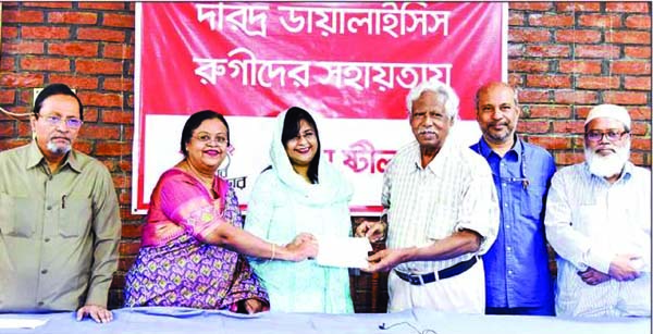 Gonoshasthaya Kendra founder Dr Zafrullah Chowdhury receives a cheque for Gonoshasthaya Dialysis Centre from Rahim Steel Mills in the capital recently.