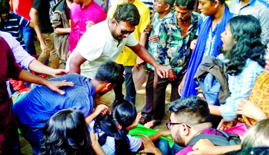 BCL men swooped on the agitating students and teachers on JU campus on Tuesday, leaving at least 30 injured.