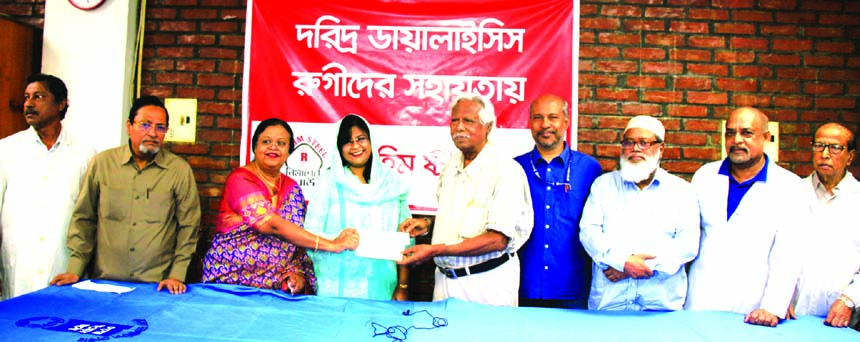Fatima Rahman and Salma Rahim, Directors of Rahim Steel Mills Limited, handing over a grant cheque to Dr. Zafrullah Chowdhury, Founder of Gonoshasthaya Kendra at a function held at Gonoshasthaya Dialysis Center in the city recently. High officials from bo