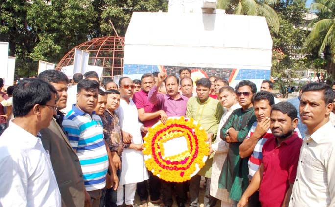 Leaders of Chattogram Dakshin Jubo Dal placing wreaths at Shaheed Minar on the occasion of the National Revolution and Solidarity Day yesterday.