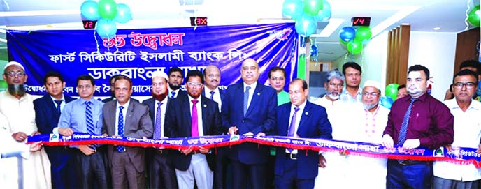 Syed Waseque Md Ali, Managing Director of First Security Islami Bank Limited, inaugurating its Dakbangla branch in Khulna recently. Md. Abdur Rashid, Khulna Zonal Head and senior officials of the bank were also present.