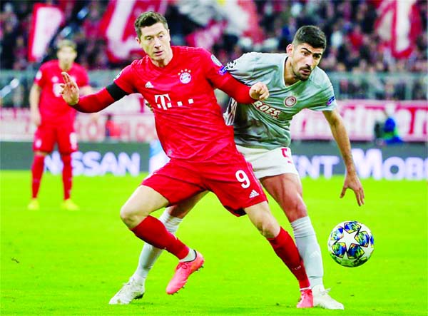 Robert Lewandowski (left) of Bayern Munich vies with Andreas Bouchalakis of Olympiacos during a UEFA Champions League group B match between FC Bayern Munich of Germany and Olympiacos Piraeus of Greece in Munich, Germany on Wednesday.