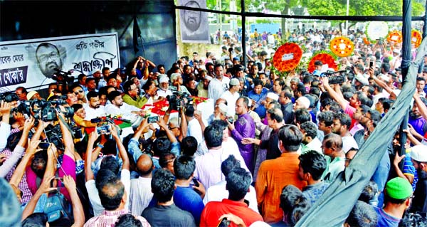 People from all walks of life paid last respect to BNP Vice-Chairman, former Mayor of Dhaka City Corporation and freedom fighter Sadeque Hossain Khoka by placing wreaths on his coffin at the Central Shaheed Minar in the city on Thursday.