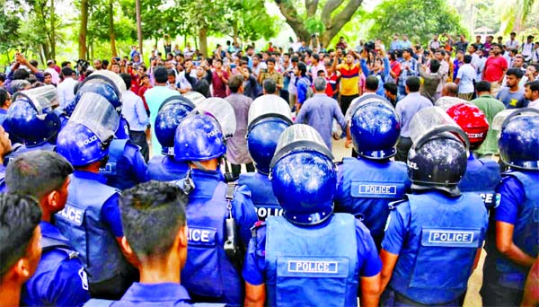 Police stopped a rally of Jahangirnagar University students in front of the vice-chancellor's residence on Thursday as they continued protesting on the campus ignoring the authorities' ban.