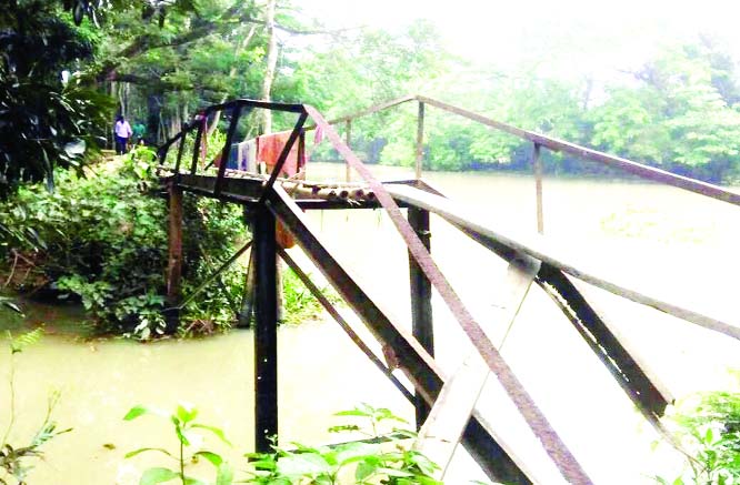 BANARIPARA (Barishal): People of Vanan Village in Syedkathi Union in the Upazila have been waiting for a pucca bridge for a long time . Public representatives in the area did not take any initiative to sanction a bridge to mitigate the sufferings of th