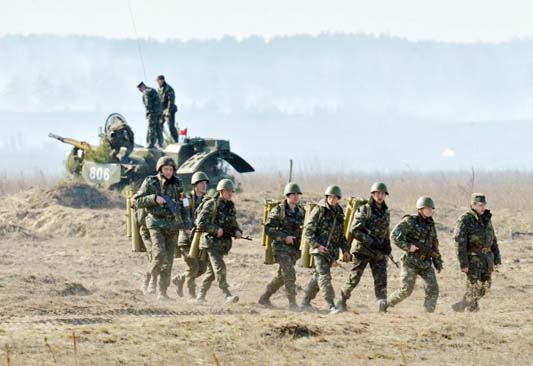 Ukrainian soldiers take part in a military drill.