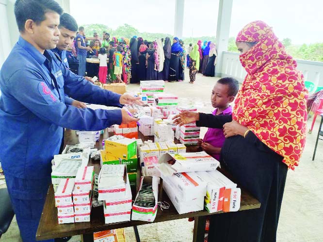 SATKHIRA: Members of Coast Guard distributing medicine among the cyclone 'Bulbul' victims at Gabura area in Satkhira yesterday.