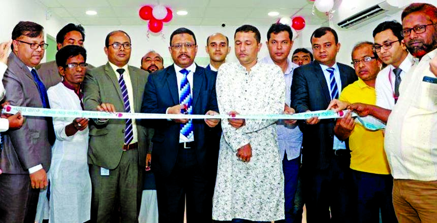 Md. Monzur Mofiz, AMD of ONE Bank Limited, inaugurating its Banking Booth at Basundia crossing at Jashore sadar recently. High officials of the bank, Rezaul Islam Khan Russel, local Union Parishad Chairman and elites were also present.