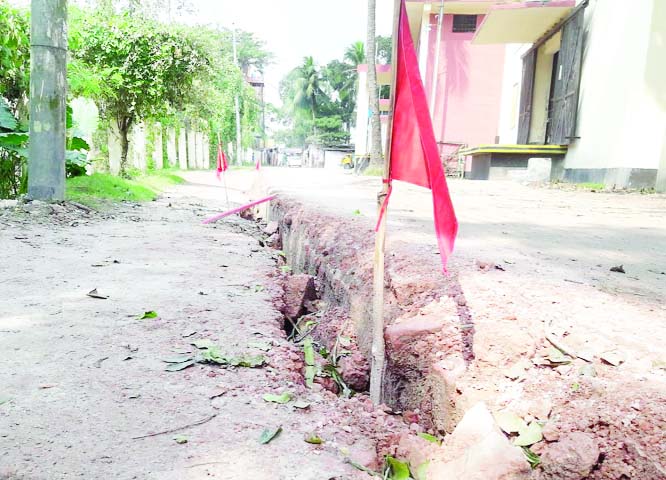 GOPALGANJ: Five food godowns facing threat as Pachauriya- Mohammadpara Road at Gopalganj Sadar Upazila as cracks have suddenly been developed on the road. This snap was taken on Wednesday.