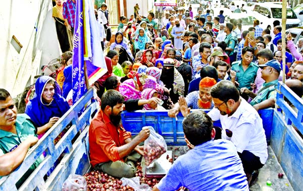 People formed a long queue to buy onions from a makeshift truck shop of Trading Corporation of Bangladesh (TCB) amid sky-rocketing onion prices in the market. This photo was taken in front of Bangladesh Secretariat on Thursday.