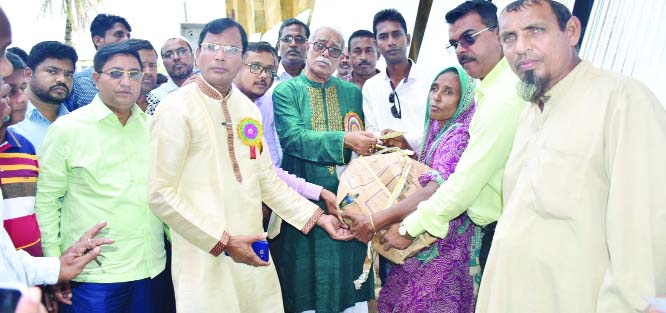 RAMPAL (Bagerhat): Alhaj Talukder Abdul Khaleque, Mayor, Khulna City Corporation distributing reliefs among the cyclone Bulbul affected people at Rampal on Tuesday.