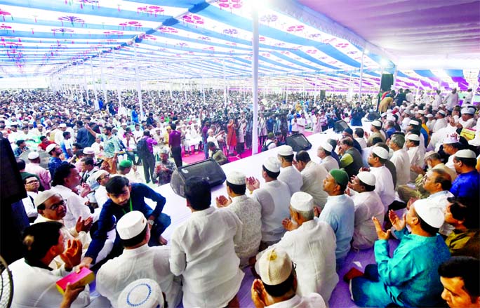 Participants offering munajat at the Qulkhwani of BNP Vice-Chairman, former Mayor of Dhaka City Corporation and Freedom Fighter Sadek Hossain Khoka at Brothers' Union Club ground in the city on Friday.