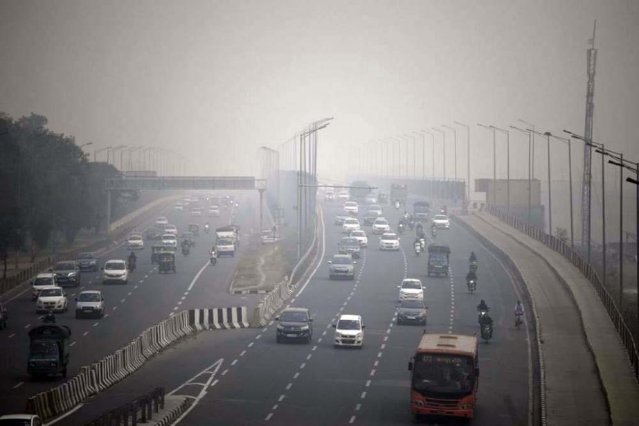 Commuters drive along a motorway under heavy smog conditions in New Delhi on Saturday.