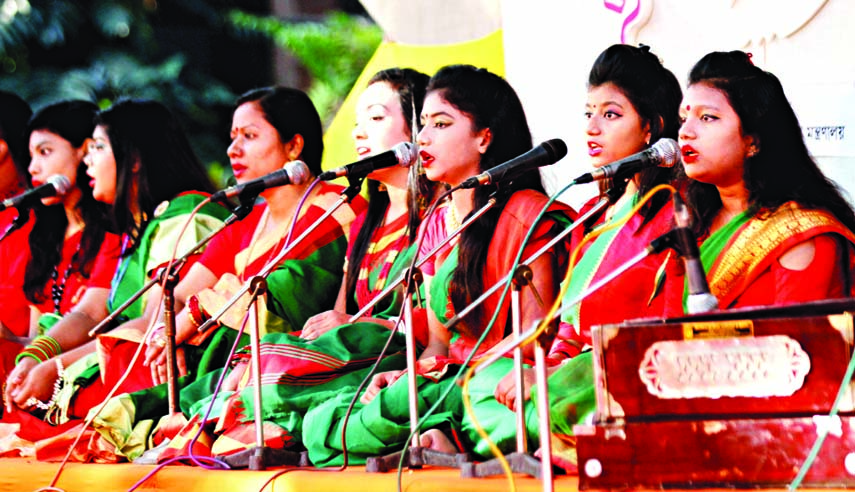 Artistes rendering song at a function organised on the occasion of Nabanna Utsab by Jatiya Nabanna Utsab Udjapon Parshad at Bakultala of the Faculty of Fine Art of Dhaka University on Saturday.
