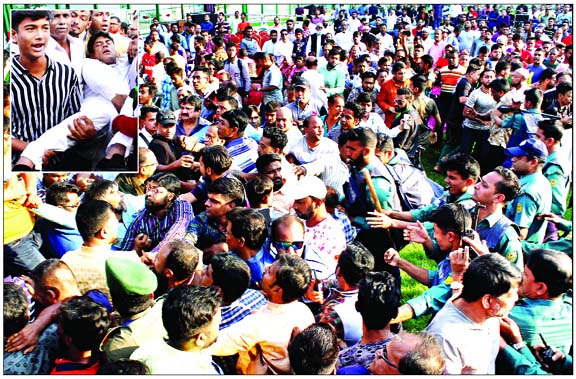 Two groups of local Awami League, one led by Hazi Selim, MP and the other by Ward Commissioner Hasibur Rahman Manik, locked into clashes over opening a play ground at Lalbagh in Dhaka on Saturday, leaving at least five injured, including Ward Commissioner