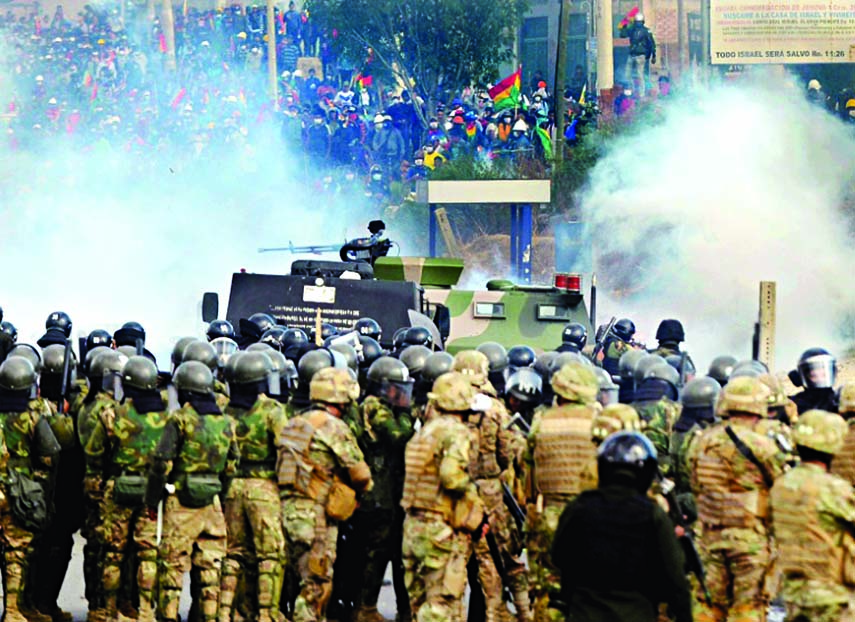 Bolivian riot police clash with supporters of Bolivia's ex-President Evo Morales during a protest against the interim government, in Sacaba, Chapare province, Cochabamba department. Internet photo