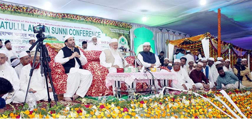 Allama Syed Muhammad Taher Shah(MJA) (middle) addressing the mammoth Sunni Conference held at Raozan Govt College ground as Chief Guest on Saturday.