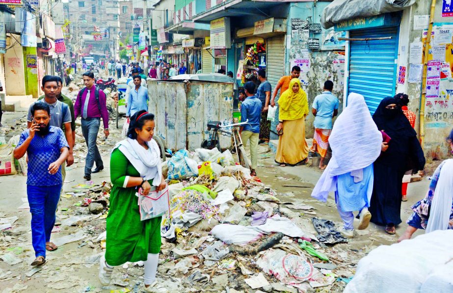 Garbage dumped by South City Corporation on the Maniknagar road in Dhaka for weeks, causing much inconveniences to local residents and passersby. This photo was taken on Monday.