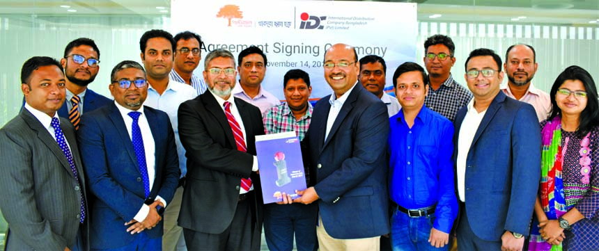 MM Monirul Alam, CEO of Guardian Life Insurance Limited (GLIL) and Ashraf Bin Taj, Managing Director of International Distribution Company (IDC) Bangladesh Limited, exchanging document after signing an agreement at GLIL head office in the city recently. U