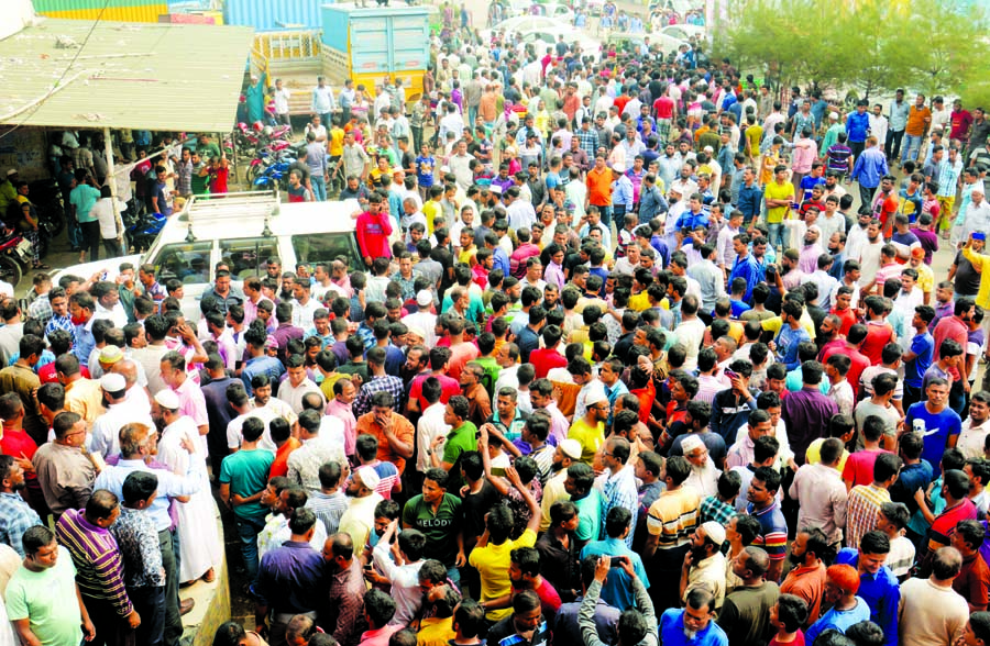 Thousands of transport workers brought out a rally near Tejgaon Truck Stand at its Saat Rasta Morh in Dhaka on Tuesday, seeking reform of the new Road Transport Act.