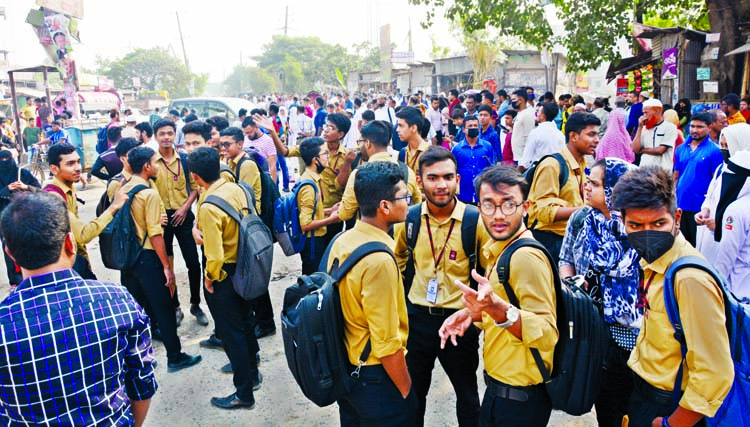 Commoners mainly students remain stranded for long for the absence of transports due to strike of transport workers. The snap was taken from in front of Demra Staff Quarters in the city on Wednesday.