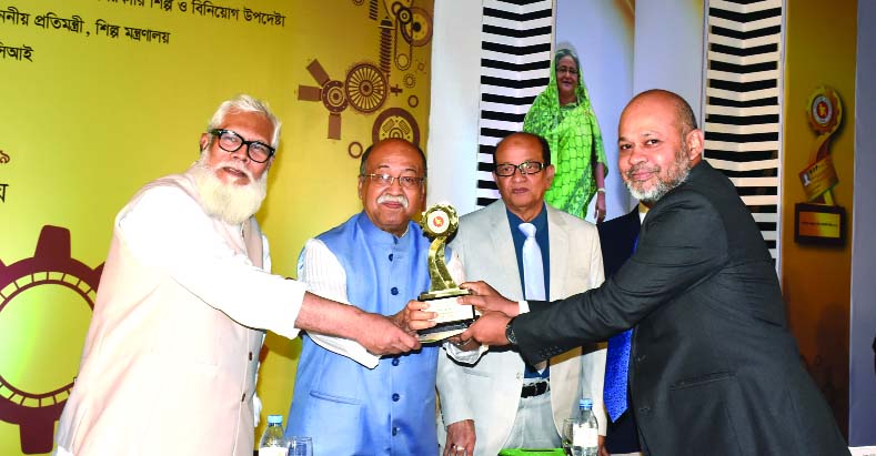 Azmot Rahman, Managing Director of Fareast Dresses Limited, receiving the CIP card from Industry Minister Nurul Mazid Humayun as medium industry (production) category at a function at Hotel Sonargaon in the city recently.