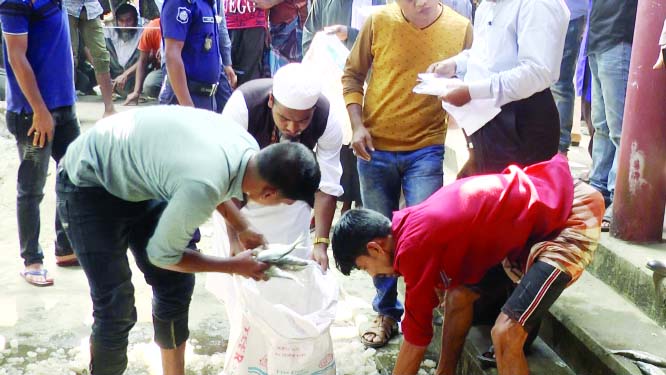 BARISHAL: Twenty five mounds of jatka recovered during a joint drive by Barishal River Police and Fisheries Department from Kirtankhola River on Friday.