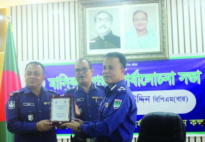KHULNA: Range DIG Dr Khandaker Mohid Uddin BPM (Bar) handing over crest and certificate to Khulna District Police Super SM Shafiullah, BPM at a simple ceremony at the Conference Room of Khulna Range recently.