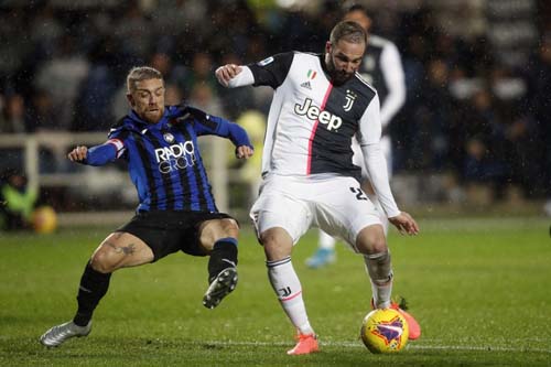 Juventus' Gonzalo Higuain is challenged by Atalanta's Papu Gomez ( left) during the Serie A soccer match between Atalanta and Juventus at the Azzurri d'Italia Stadium in Bergamo, Italy on Saturday.