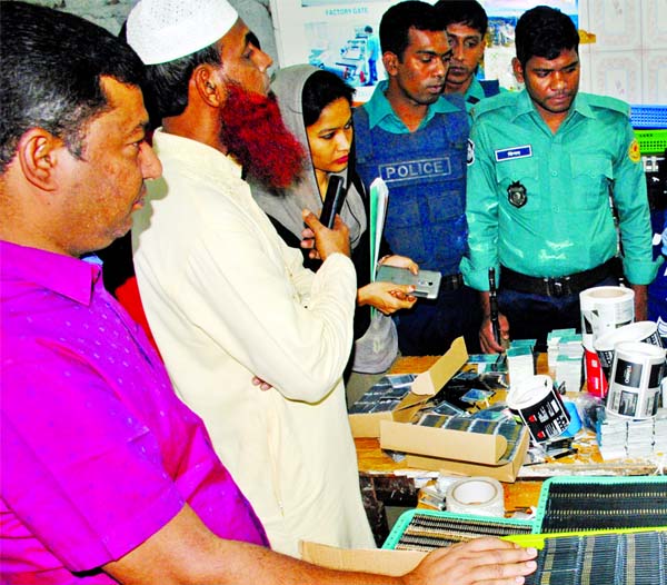 A mobile court of Dhaka Metropolitan Police (DMP) conducted drive at a fake cell phone battery factory at Gulistan Hall Market in Dhaka on Monday.