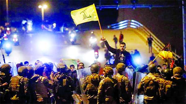 Soldiers formed a barrier between supporters of the Lebanese Shia groups Hezbollah and Amal and anti-government demonstrators in Beirut early on Monday.