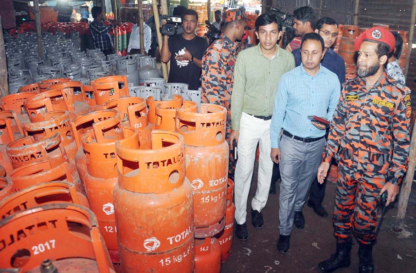 Magistrate Omar Faruk conducting a drive to test date expired gas cylinders during a drive of a mobile court at Chawkbazar in the Port City organised by District Administration yesterday.