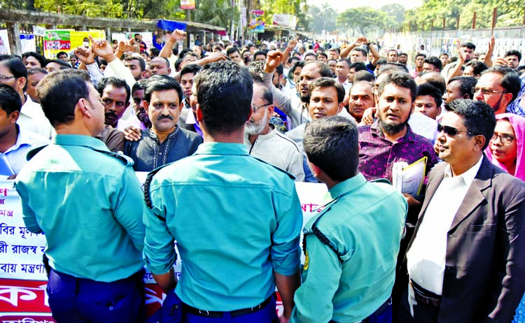 Police intercepted the rally of Bangladesh UCCA Employees Union in front of the Secretariat on Tuesday. The rally was brought out demanding inclusion of their jobs in the revenue budget.