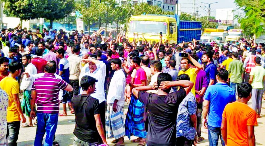 Aggrieved people put barricade on road protesting eviction of illegal structures from the both sides of Dhaka-Aricha in Savar Highway. This photo was taken from Pakija area on Tuesday.