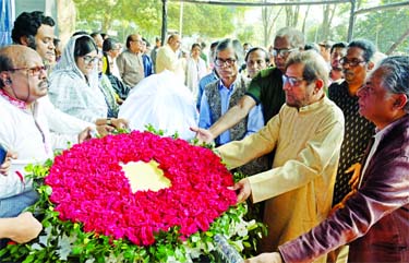 People from all walks of life paid last respect to Poet Rabiul Husain by placing floral wreaths on his coffin at the Central Shaheed Minar in the city on Wednesday.