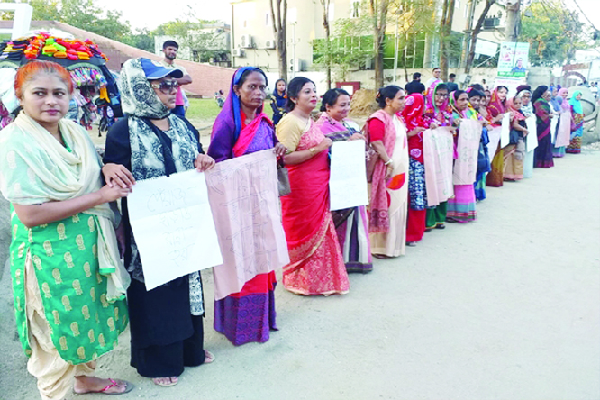 SYLHET: Housewives formed a human chain in front of Sylhet Central Shaheed Minar on Wednesday protesting unabated price -hike of onion.