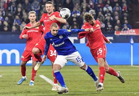 Schalke's Ahmed Kutucu (left) and Union's Christopher Lenz (right) challenge for the ball during the German Bundesliga soccer match between FC Schalke 04 and Union Berlin in Gelsenkirchen, Germany on Friday.